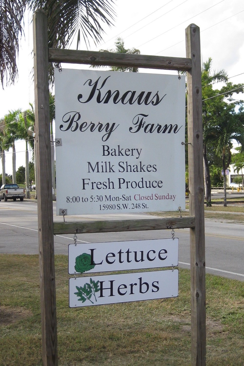 Knaus Berry Farm Sign