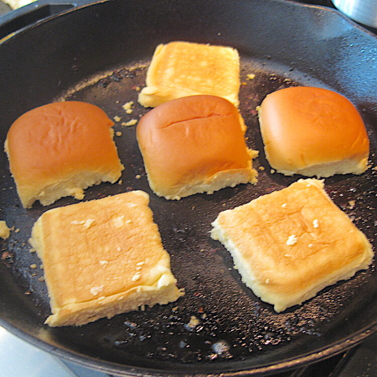 Toasting Buns in a Cast Iron Skillet for Nitza Villapol's Cheeseburger Recipe