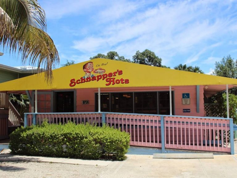 Schnapper’s Hots Chargrilled Dogs & Burgers in Sanibel